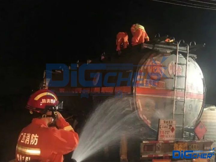 工人清（qīng）洗油罐車昏迷待（dài）救援